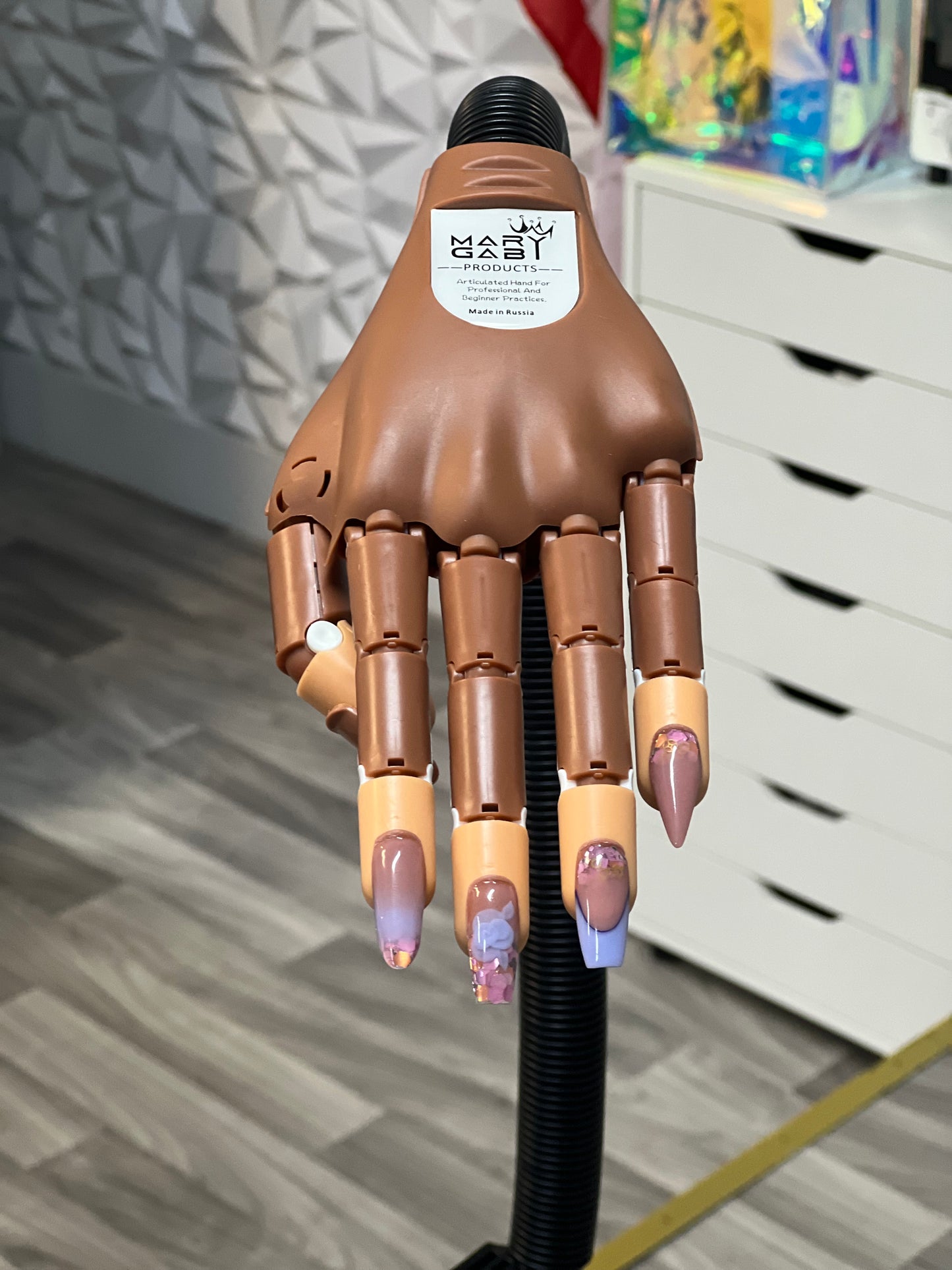 Mano Articulada con 100 puntas de uñas